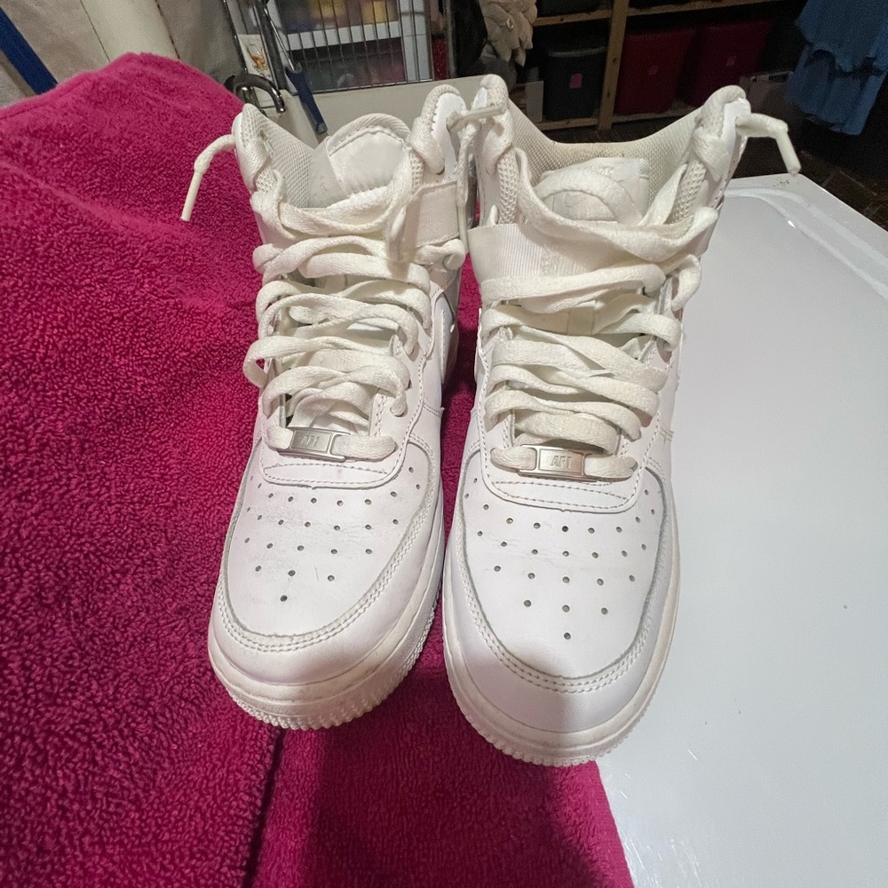 Nike White Air Force 1 Sneakers Classic Design